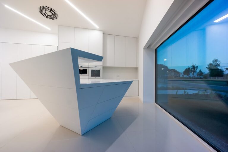 Bucatarie spectaculoasa din Avonite Snowfall intr-un spatiu cu design premiat. Casa Teaca.